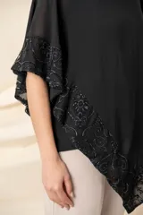 Blusa irregular en gasa de seda natural color gris, con zócalo en tul bordado en color gris plata.