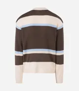 Suéter de punto texturizado con diseño de rayas horizontales en tonos marrón, crema y celeste. Presenta cuello polo con abertura frontal, mangas largas y terminaciones acanaladas en puños y dobladillo.