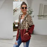 Campera tipo polar con cierre frontal, diseño combinado con estampado animal print en la parte superior y tejido de peluche blanco en la parte inferior. Cuenta con capucha con cordones ajustables y dos bolsillos frontales.