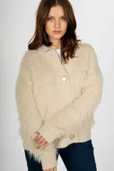 Saco color beige de lana con textura de pelo largo, cuello camisero, cierre frontal con botones dorados y corte recto.