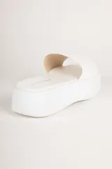 Sandalias negras con plataforma de 5cm y tira ancha con diseño con relieve.