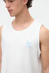 Musculosa negra de algodón con detalle de arte bordado en el pecho.