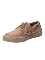 Sneaker tipo náutico color café claro, confeccionado en algodón orgánico con cordones al tono y suela de goma al tono.