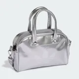 Mini bolso estilo bowling Adidas Adicolor plateado con acabado metalizado, asas de mano y correa desmontable. Presenta el logotipo del Trifolio grabado en la parte frontal.
