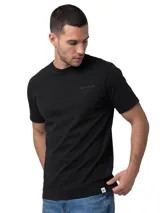 Remera negra Caterpillar de manga corta y cuello redondo, confeccionada en algodón con lavado enzimático. Cuenta con gráfico bordado en el pecho y parche con logo de la marca en la parte inferior.