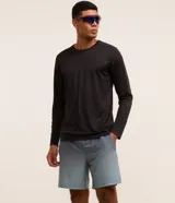 Bermuda deportiva masculina de color azul, con cintura elástica y cordón interno de ajuste.