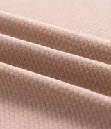 Remera deportiva de hombre con tecnología dry, confeccionada en tejido técnico con textura. Presenta cuello redondo, manga corta y estampa en gel en la espalda con la leyenda Court & Leisure Club 1983.
