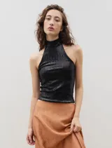 Top halter de cuello alto, confeccionado en tejido negro con acabado brillante y textura sutil.