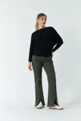 Sweater negro de punto liviano con textura acanalada y diseño de hombros caídos.