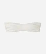 Top de bikini bandeau color blanco marfil, confeccionado en microfibra con frunces en los laterales.