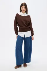 Sweater de viscosa color marrón, con diseño holgado y escote asimétrico de hombros caídos.