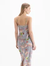 Top gris de tirantes finos con detalle de encaje en el escote y el ruedo, con estampado floral y de manzanas.