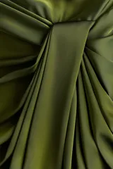 Pollera midi de satén color verde militar, con diseño cruzado, detalle drapeado frontal y tajo pronunciado.