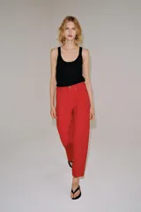 Jeans de tiro medio y corte relaxed en color rojo, con diseño de cinco bolsillos y costuras verticales en el frente.