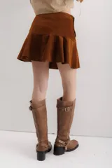 Minifalda color beige de cuero con volados en el ruedo.