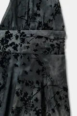Top de cuello halter con lazada al cuello, escote en pico y bajo asimétrico. Confeccionado en tul con diseño de flores flocadas en contraste.