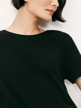 Remera verde claro de algodón, de corte clásico y mangas cortas.