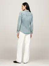 Camisa de denim celeste de manga larga con dos bolsillos en el pecho con cierre de botón.