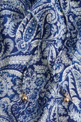 Vestido corto de manga globo, con escote amplio elástico y ajuste de tiras con cuentas en el centro del busto. Presenta un estampado paisley en tonos de azul.