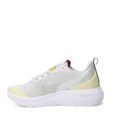 Championes deportivos Topper modelo Stance 6, en tonos gris claro y beige. Presentan un diseño de malla transpirable, cordones al tono con detalles en amarillo, y una suela blanca con refuerzo en la puntera.