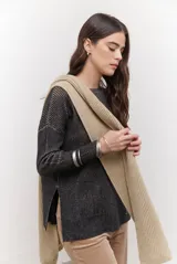 Buzo de tejido de punto acanalado en color beige, con cuello redondo, mangas largas y un bolsillo frontal aplicado en la parte inferior.