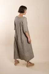 Vestido midi acampanado de lana fina sin teñir, con cuello bote, mangas tres cuartos con tajo y bolsillos laterales. Diseño forrado con vuelo y movimiento.