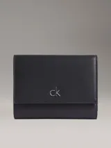 Billetera trifold de diseño compacto y sofisticado, confeccionada en una mezcla de poliéster y poliuretano. Presenta cierre con botón a presión, múltiples ranuras para tarjetas, compartimento para billetes y el monograma metálico de la marca en el frente.