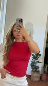 Top básico rojo de lycra con escote redondo y delantera doble.