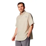 Camisa de manga corta Columbia modelo Tamiami II, color beige. Confeccionada en tejido ripstop ultraligero, cuenta con dos bolsillos frontales, cierre de botones y aberturas de ventilación con malla en la espalda.