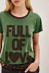 Remera de algodón color verde con cuello redondo en contraste color marrón y estampa frontal con la frase 'FULL OF LOVE' en color marrón.
