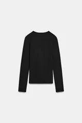 Camiseta de manga larga y cuello redondo, con corte ajustado al cuerpo.
