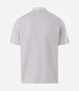 Remera polo marrón de tejido de tricot texturizado, de manga corta, con cuello polo abotonado y detalles de rayas blancas en el cuello.