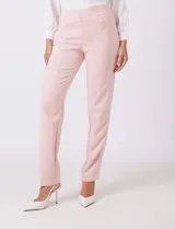 Pantalón sastrero de corte slim, color blanco, con pretina anatómica y panel interno modelador. Presenta bolsillos laterales tipo ojal, bolsillos traseros simulados y nervadura vertical marcada en el frente.