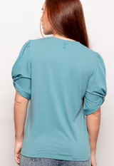 Remera negra de manga corta con cuello redondo y mangas abullonadas.