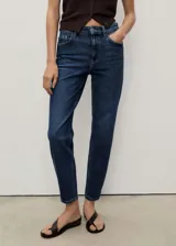 Jeans mom fit de tiro alto y lavado azul oscuro, con diseño clásico de cinco bolsillos, trabillas para cinturón y cierre frontal con cremallera y botón.