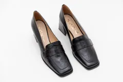 Zapato clásico color beige con textura croco, taco cuadrado y punta cuadrada.