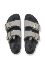 Sandalias Birkenstock Arizona Shearling con doble tira, color gris, forradas con piel de oveja y hebillas doradas.