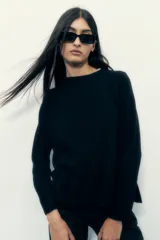 Sweater negro de lana con cuello redondo y corte clásico.