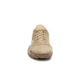 Championes Caterpillar modelo Gridlock Lo, color tostado, con diseño robusto y suela dentada característica de la marca. Presenta logo CAT en el lateral y cierre con cordones.