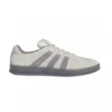 Zapatillas Adidas Aloha Super color gris claro con las tres tiras laterales en gris oscuro.