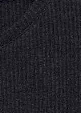 Camiseta negra de tejido de punto de canalé, con cuello redondo, corte ajustado y mangas largas.