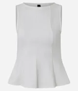 Blusa sin mangas de color blanco confeccionada en tejido punto roma. Presenta un diseño peplum alargado con breteles anchos y volados en el ruedo. Marca Blue Steel.