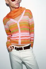 Chaqueta de punto con cuello en pico y cierre frontal de botones. Presenta un diseño de rayas horizontales en tonos naranja, verde y rosado, con mangas largas y puños ajustados.