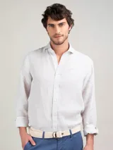 Camisa de manga larga para hombre marca El Ganso, confeccionada en lino a rayas verticales color celeste y blanco. Tiene corte regular fit, cuello italiano, cierre con botones y logo bordado en el pecho.