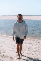 Hoodie celestes con capucha, corte oversize y estampa frontal y trasera con la leyenda "Glassy Surfer Ride Your Own Wave".