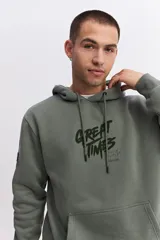 Canguro oversize de algodón con capucha y cordones ajustables. Presenta un diseño de estampa frontal con la frase 'GREAT TIMES' en relieve y bolsillo frontal tipo canguro.