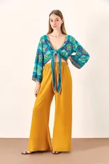 Pantalón de mujer color mostaza, de corte palazzo, tiro alto y cintura elástica.