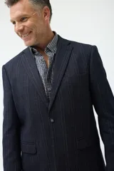 Blazer de corte clásico en color azul marino con patrón de cuadros sutiles. Presenta cierre frontal de un botón, solapas de muesca y bolsillos laterales con solapa.