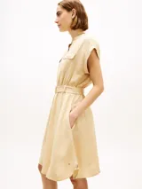 Vestido camisero corto de mezcla de lino, color beige, con cuello en V, manga corta tipo kimono, bolsillos de solapa en el pecho y cintura fruncida con cinturón incorporado.