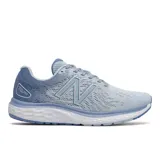 Championes de running New Balance modelo 680 v7, color celeste con detalles en azul y blanco. Presentan tecnología Fresh Foam en la entresuela para mayor amortiguación, empeine de malla técnica transpirable sin costuras y suela de caucho para mayor durabilidad.